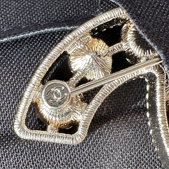 2022S CHANEL LARGE RUNWAY GOLD CC LOGO PEARLS CRYSTALS BROOCH PIN NEW - Picture 10 of 16